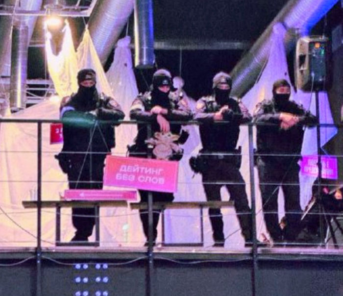 Russian police raid ‘kissing party‘