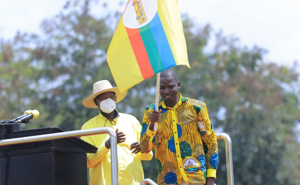 M7 hands over a flag to youthful Energetic Wakooli Matembu As NRM Flagbearer Butiru County