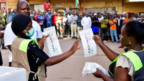 Agents Assaulted, Leaders Detained In Security Crackdown Targeting NUP Operations in Mitooma » The Hoima Post –