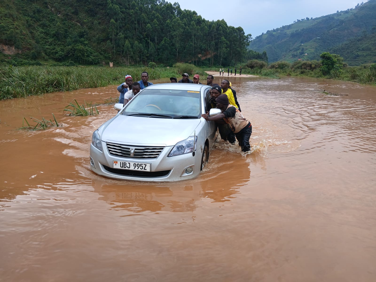 Bwindi access road cut off at river Ruhezanyinda due to flooding