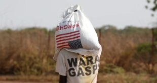 REFUGEE cadrrying food -kakuma Baz Ratner Reuters
