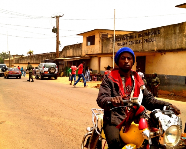 L’extérieur de la prison centrale de Yaoundé. (Photo par Andy Kopsa )