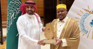H.E. DR. HASSAN ALNAJRAN ADVISER TO THE PRESIDENT OF THE MADINAH UNIVERSITY PRESENTS THE AWARD TO DR SSEMUDDU