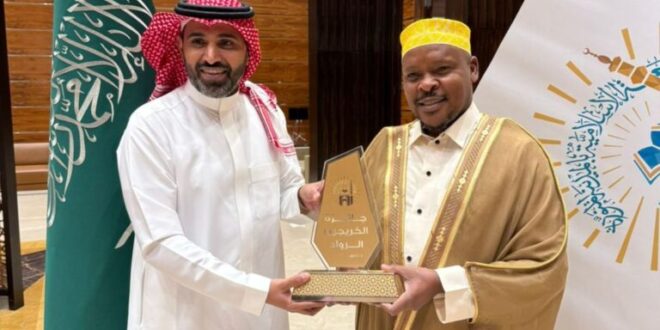 H.E. DR. HASSAN ALNAJRAN ADVISER TO THE PRESIDENT OF THE MADINAH UNIVERSITY PRESENTS THE AWARD TO DR SSEMUDDU