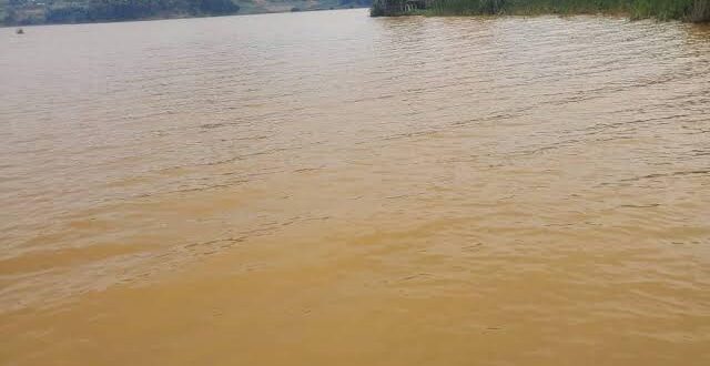 Specialists Investigate the change of water of Lake Bunyonyi in