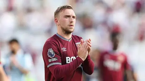 West Ham captain Bowen to stay at club